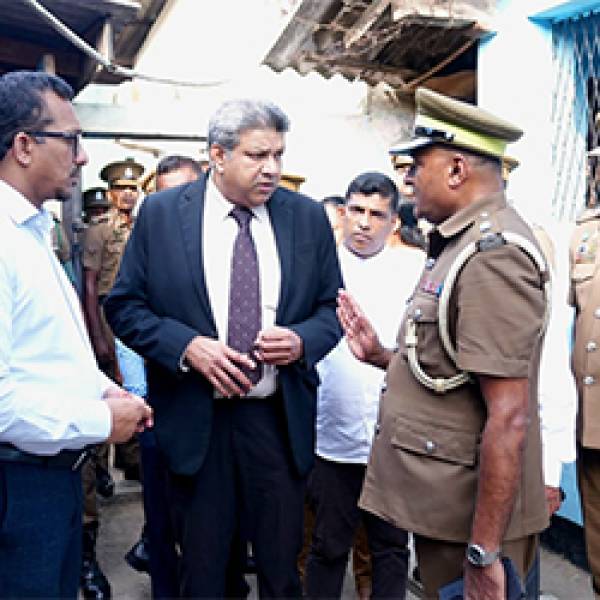 මාතර බන්ධනාගාරය කොටවිල ප්‍රදේශයට ගෙනයාමට කඩිනමින් කටයුතු කරන බව මාතර බන්ධනාගාරයේ නිරික්ෂණ චාරිකාවකට අද ( 07) පස්වරුවේ එක්වෙමින් අධිකරණ සහ ජාතික ඒකාබද්ධතා අමාත්‍ය, නීතිඥ, හර්ෂණ නානායක්කාර මහතා පවසයි.